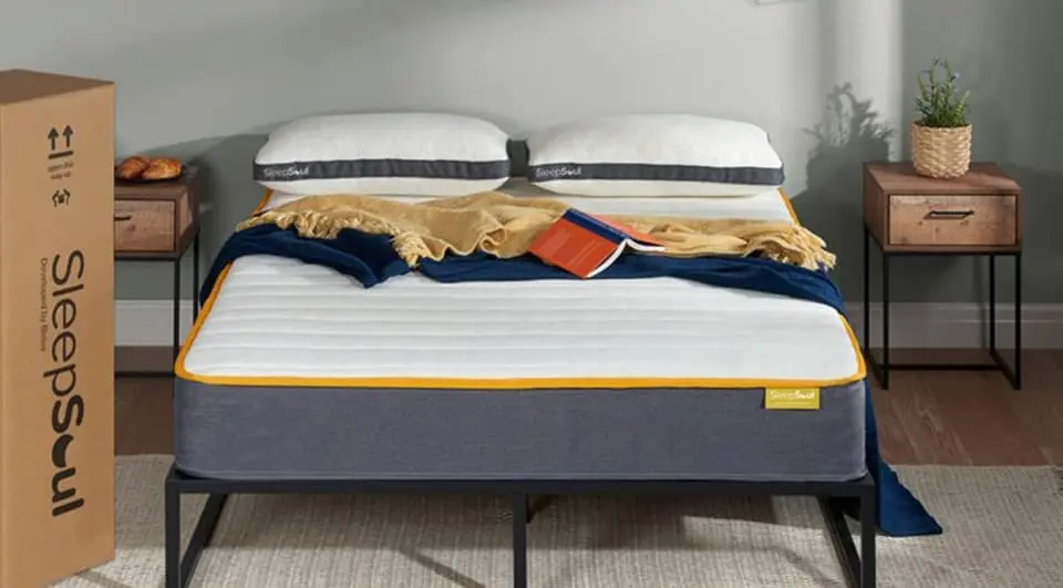 buying-mattress-on-budget-sleepsoul-comfort-800 A SleepSoul Comfort 800 Mattress on a black bed frame in a stylishly decorated bedroom.